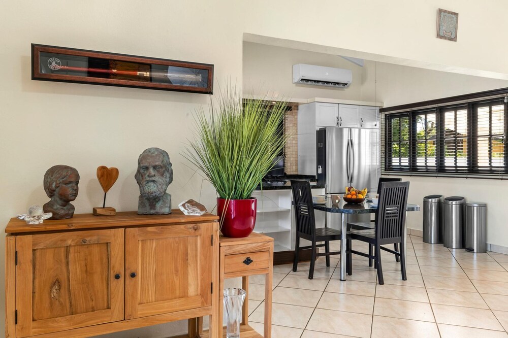 Luxurious Haven in the Heart of the Island Pool