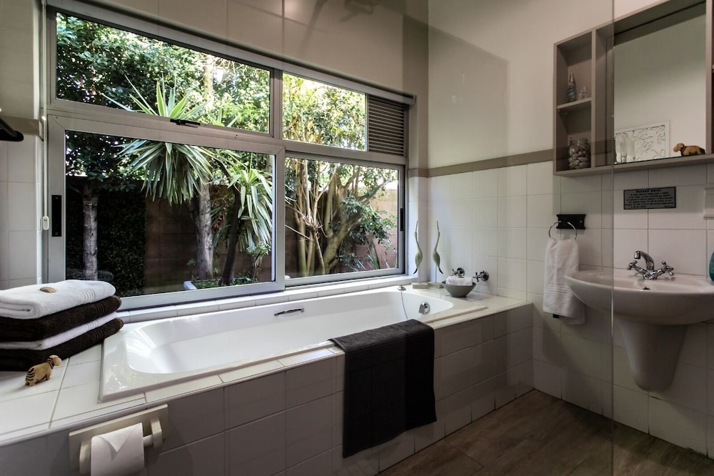 Sixteen Guest House on Main