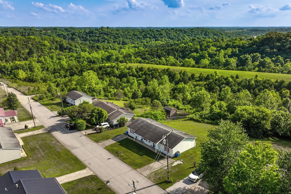Quiet Dry Ridge Home w/ Yard - Near Ark Encounter! view 5