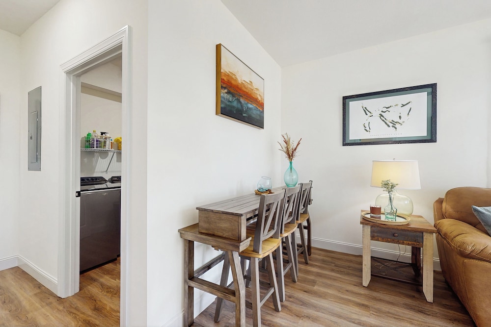 3 BR Home w/ Decks & Lake Views!