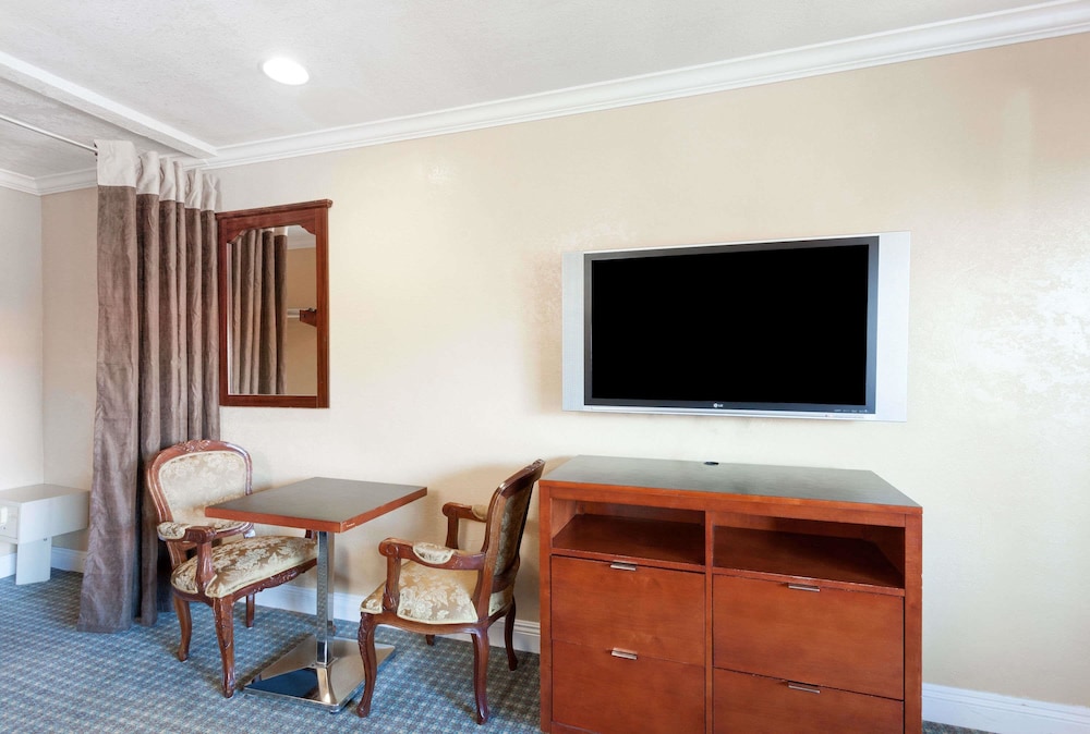 Travelodge by Wyndham El Cajon - Property Image 4