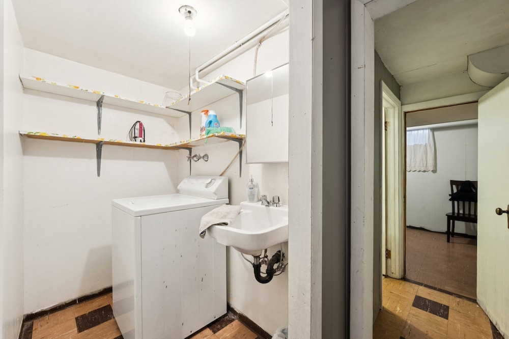 Charming Home Near Unc & Dt Greeley 5 Bedroom Home