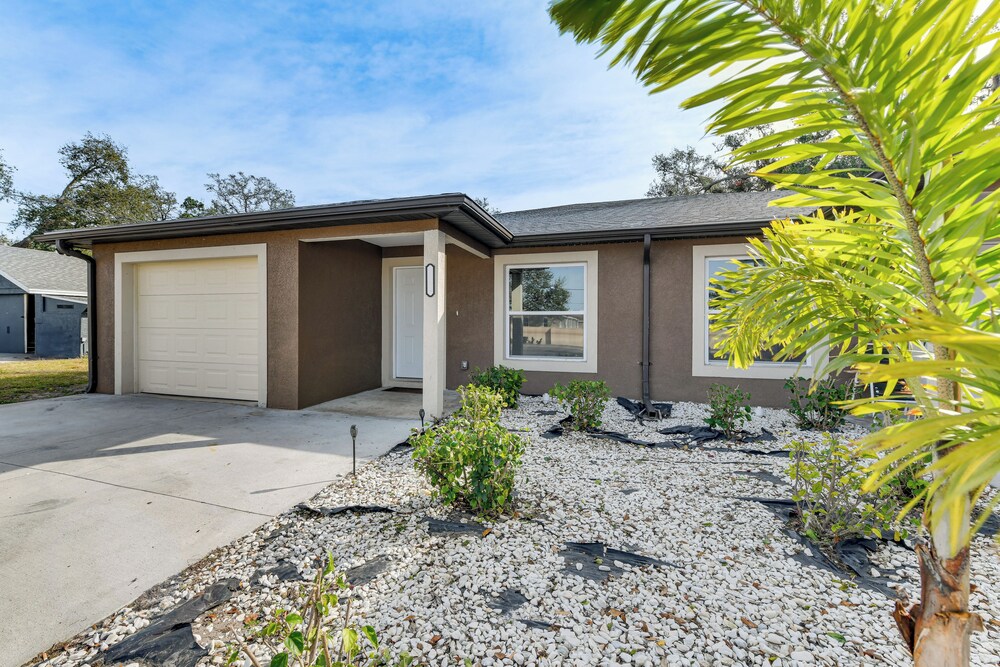 4 Mi to Bradenton Riverwalk: Cozy Home w/ Patio!