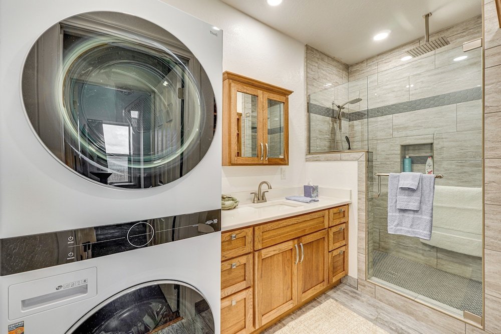 Walking Trail On-site: Tranquil Klamath Falls Apt!