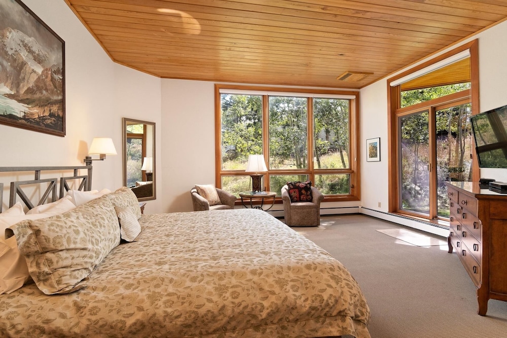 Snowmass View Private Townhome With Ski-in/ Ski-out by The Woodrun V Townhouses by RedAwning view 2