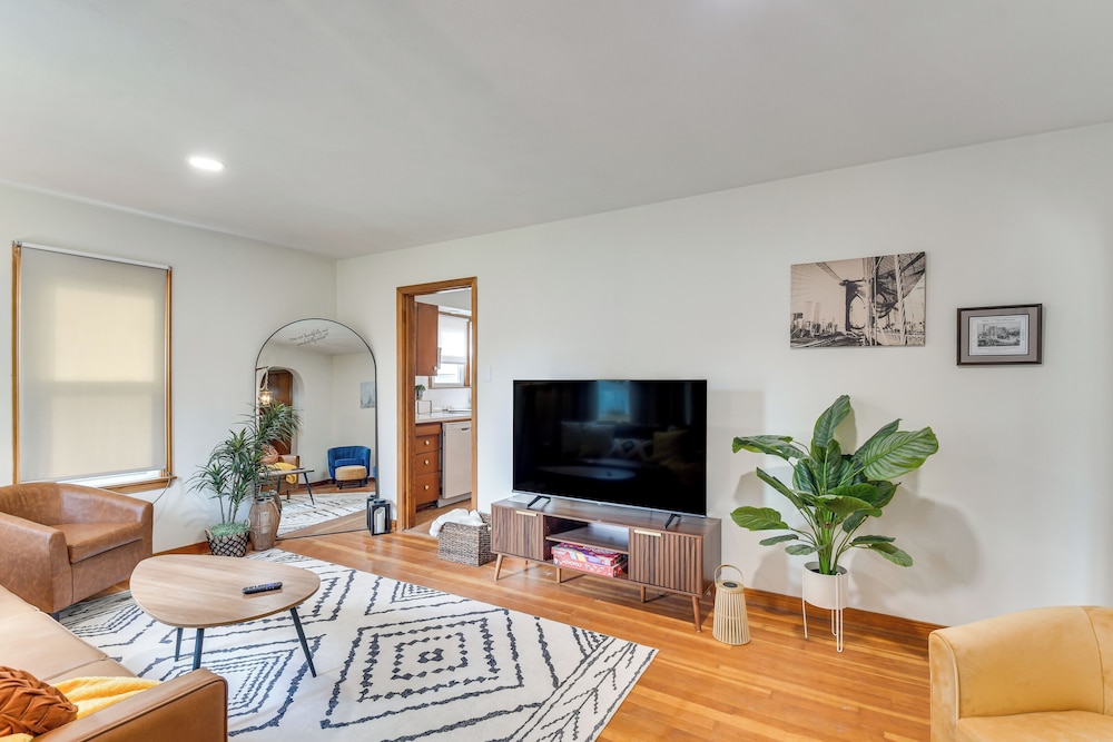 1 Mi to Dtwn Burlington: Modern Home w/ Yard!