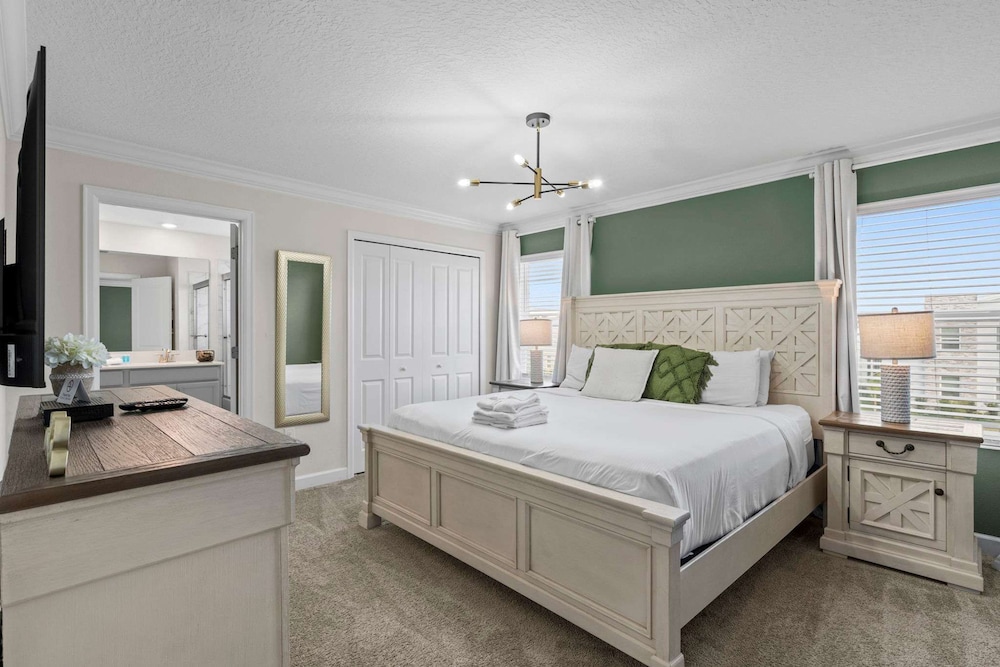 Chic 4BR Home With Mickey Star Wars Rooms