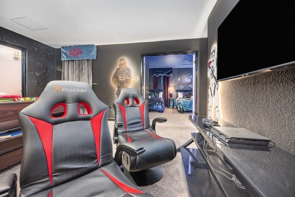 9 Bed Pool, Spa, Movie Room & Game Room! 9 Bedroom Home by RedAwning