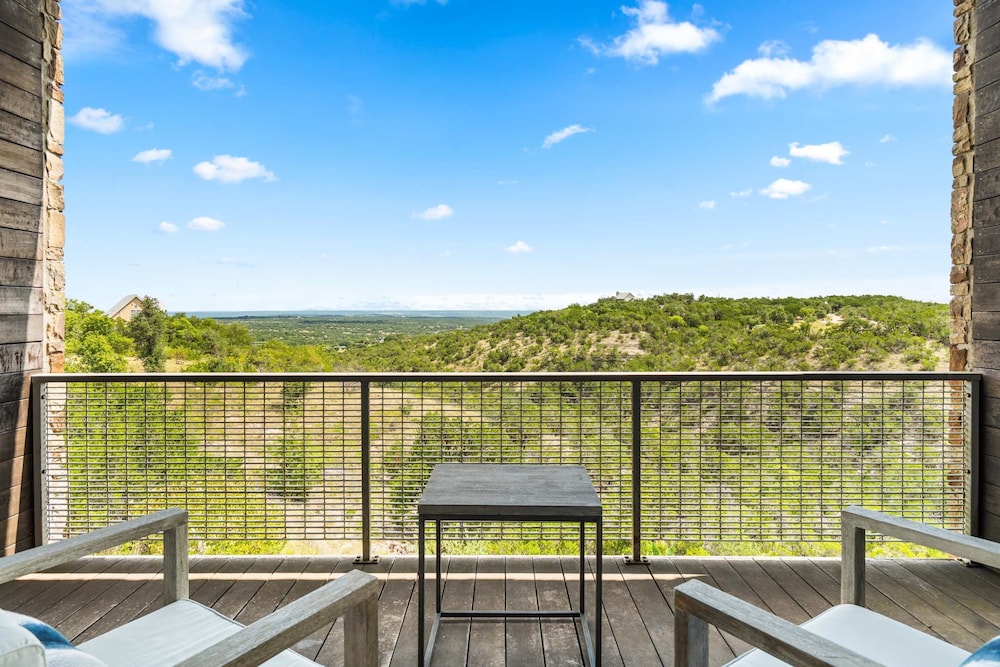 Luxury 7BR Hill Country Gem With Barndominium