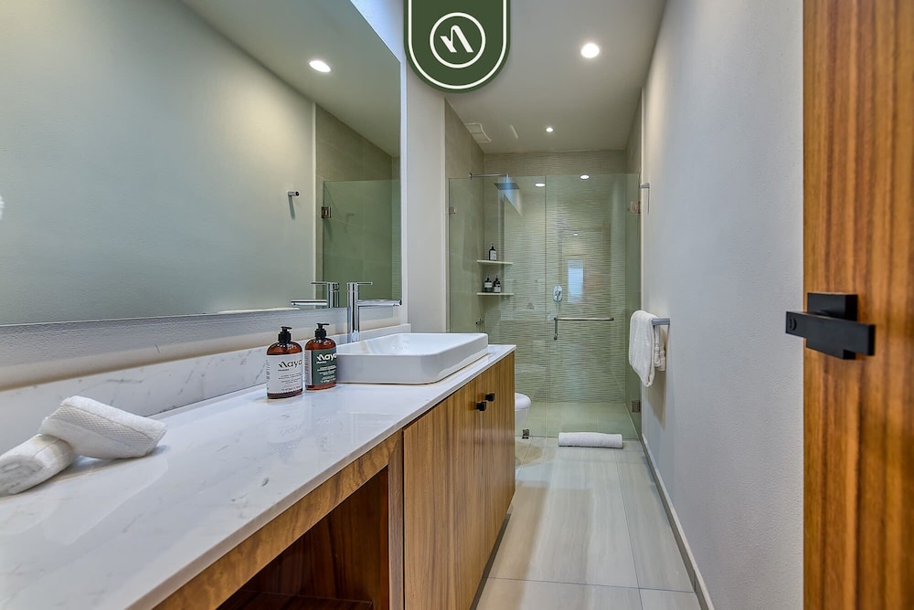 New 1 BR Condo With Amazing Rooftop Pool - Jacuzzi