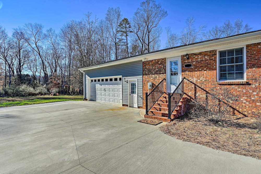 Ranch-style Home 7 Mi to Downtown Greensboro! view 5