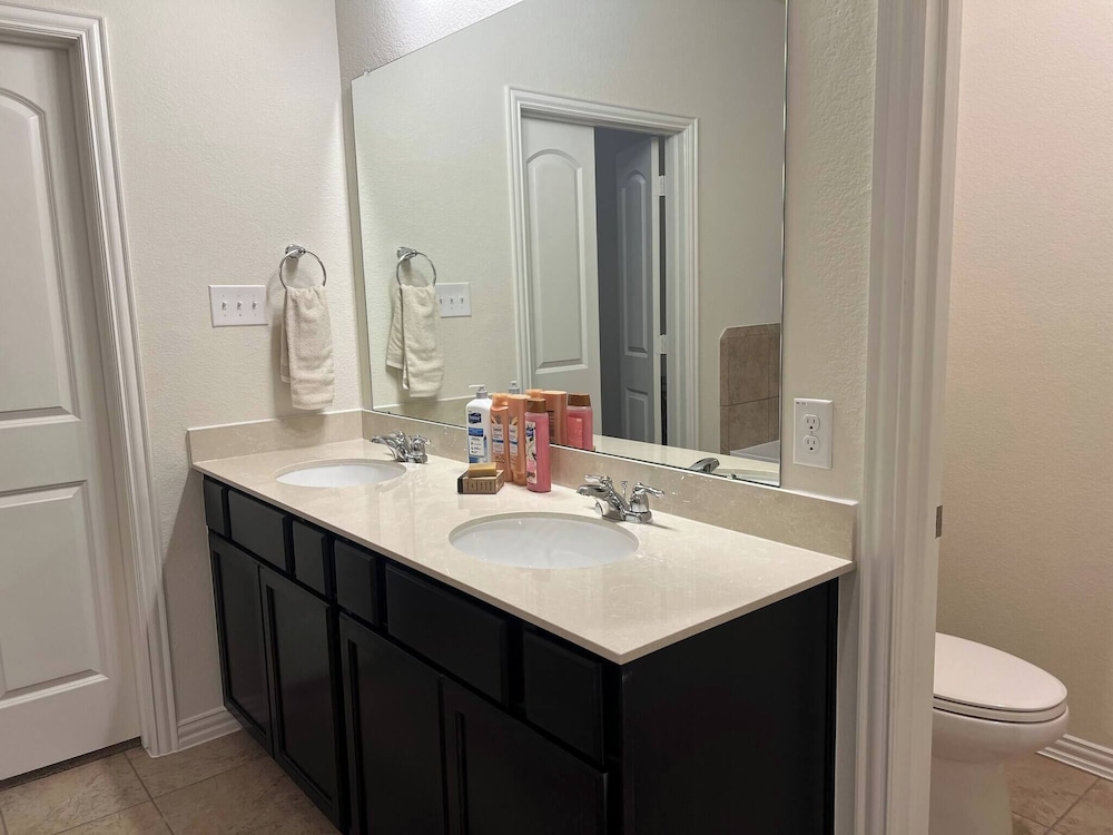 Balmoral Lakeside 5br 4ba House