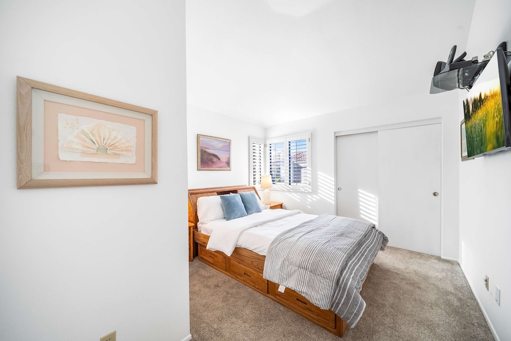 Charming Condo With Golf Course View