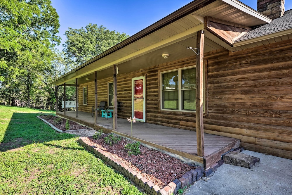 Quiet & Cozy Omaha Cabin ~ 20 Mi to Branson! view 5