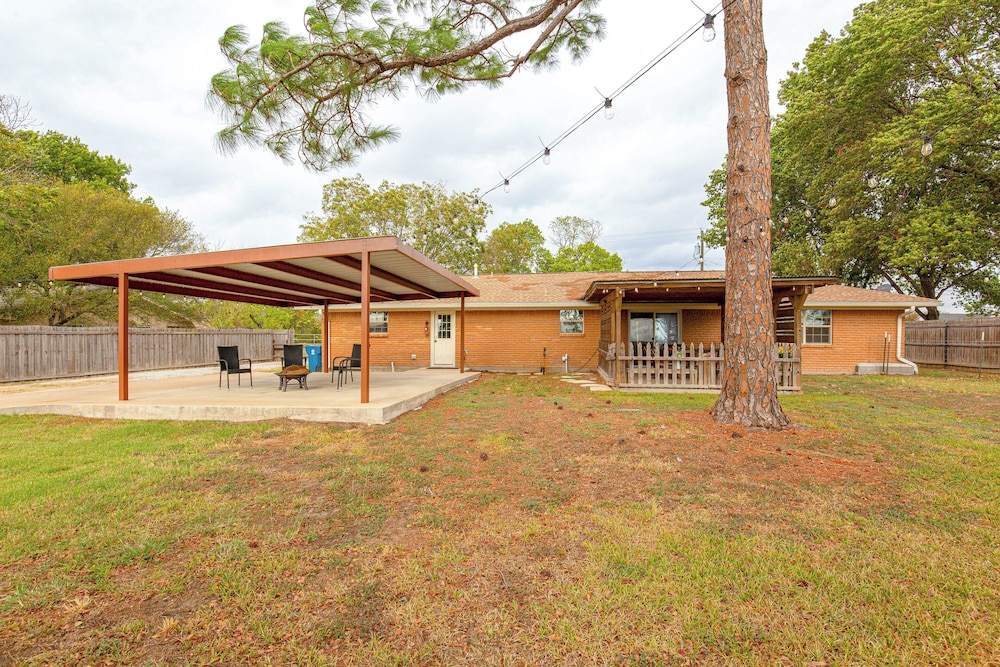 Quiet Farmhouse Retreat in Corsicana view 5