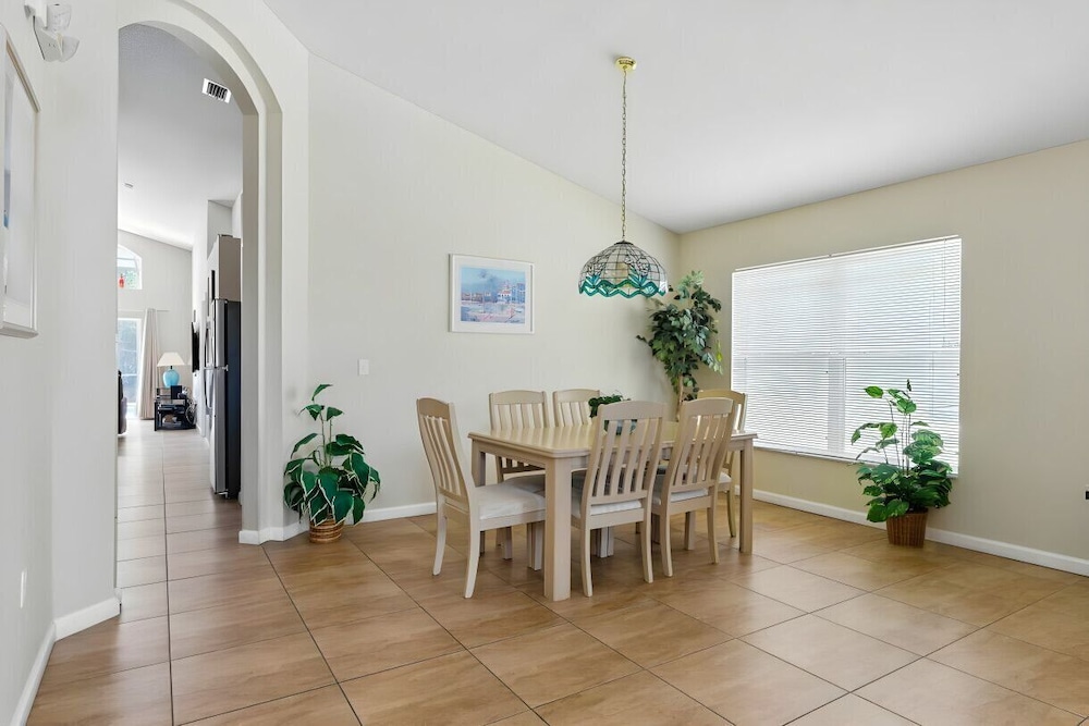 Cozy 4BR Villa w/ Priv Pool Lake Berkley Resort