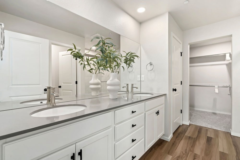 Mosaic Modern - Dog Friendly, Pool + King Suite