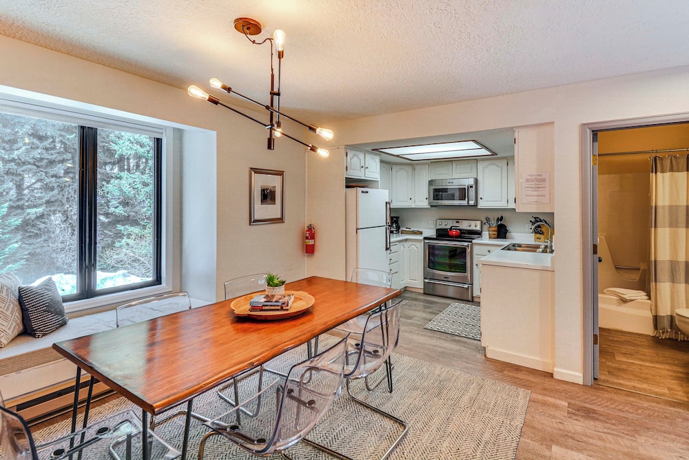 Walk to Town & Slopes: Riverfront Breckenridge Gem