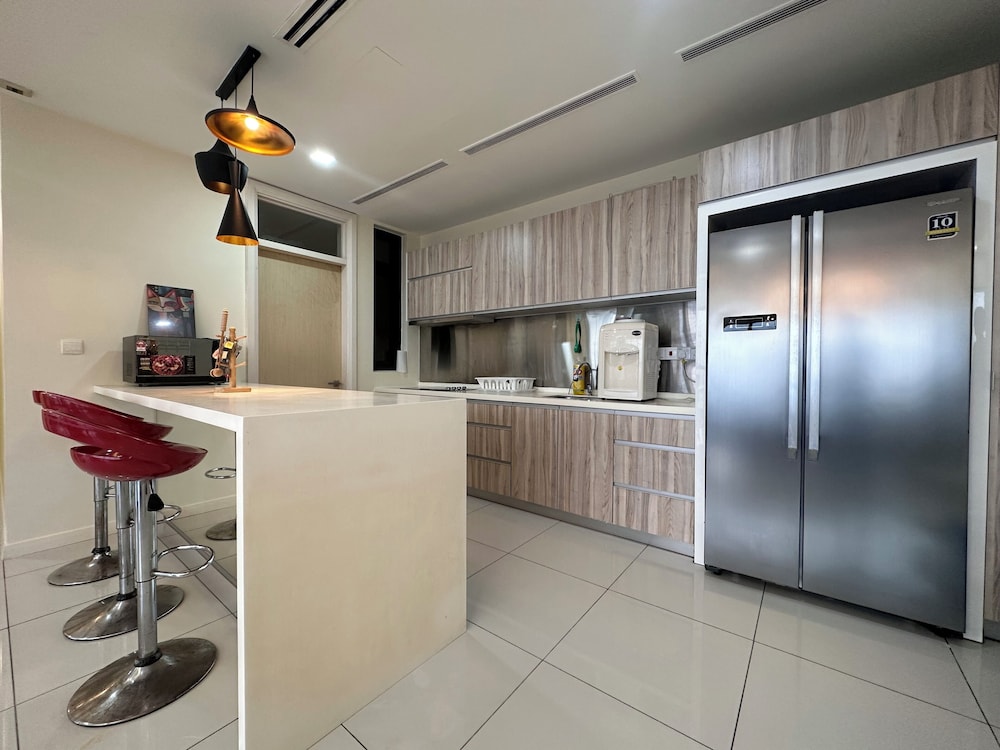 Skyline Luxe 4BR Retreat with En-suites