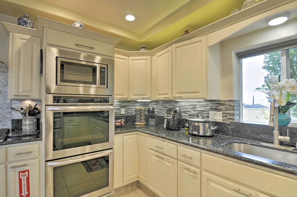 Chic Paradise Home w/ Terrace: 13 Mi to Wineries!