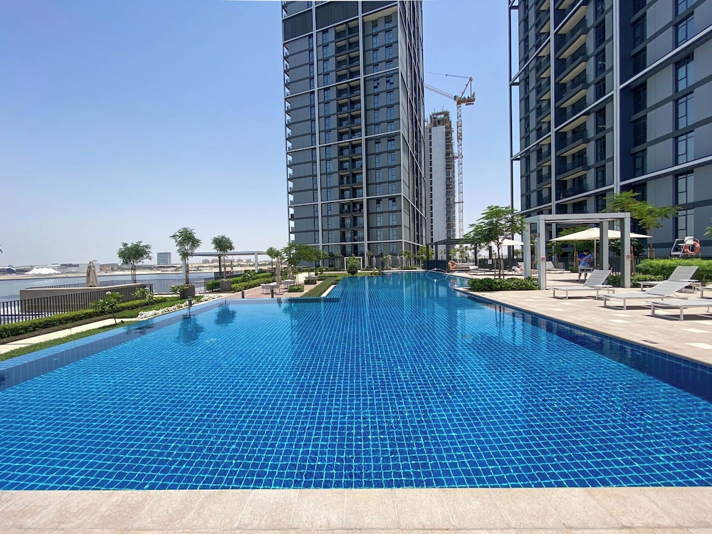 GLOBALSTAY. Creek Edge Tower Apartments