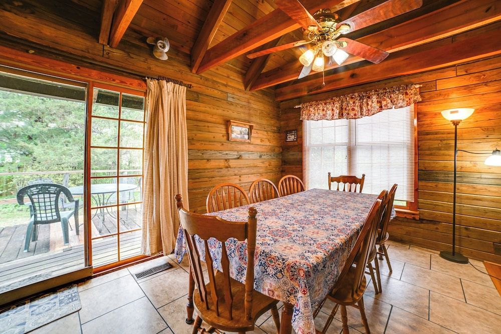 Game Room & Decks: Family Cabin in Springville!