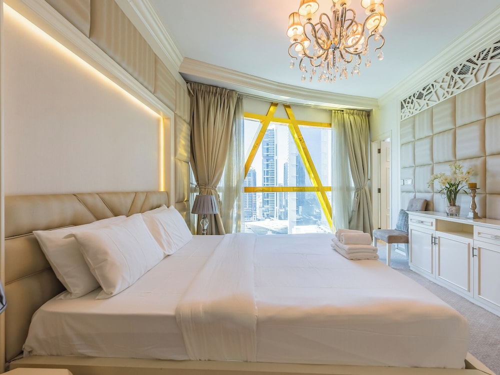 Luxury Spacious Condo in the Iconic Park Towers