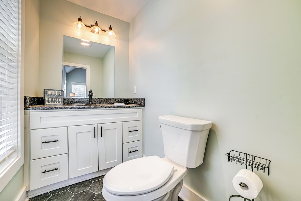 4 Mi to Lake Barkley: Pet-friendly Home w/ Hot Tub