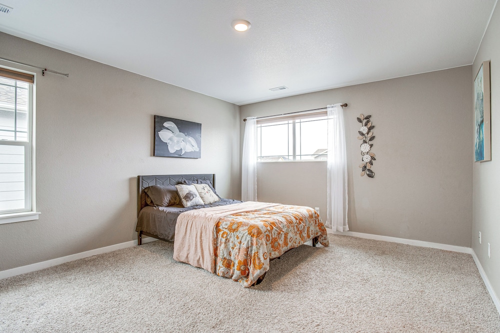Perfect for Families! Quiet Aurora Home