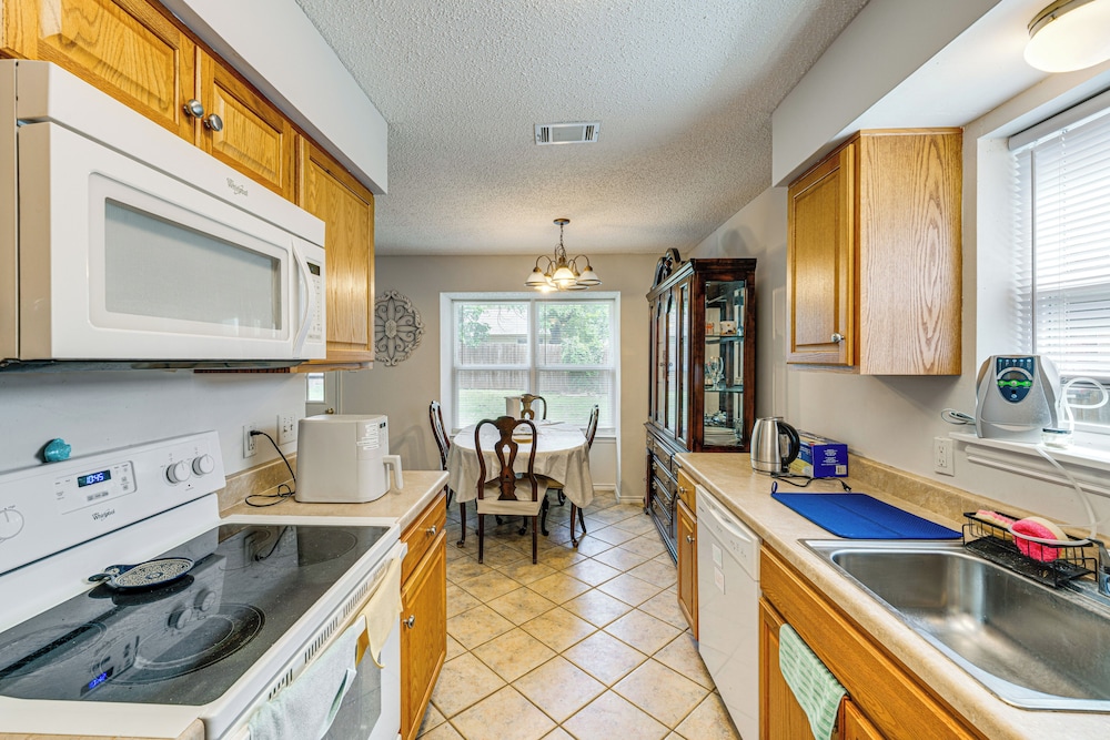 1 Mi to Denton Square: Family Home w/ Fenced Yard!