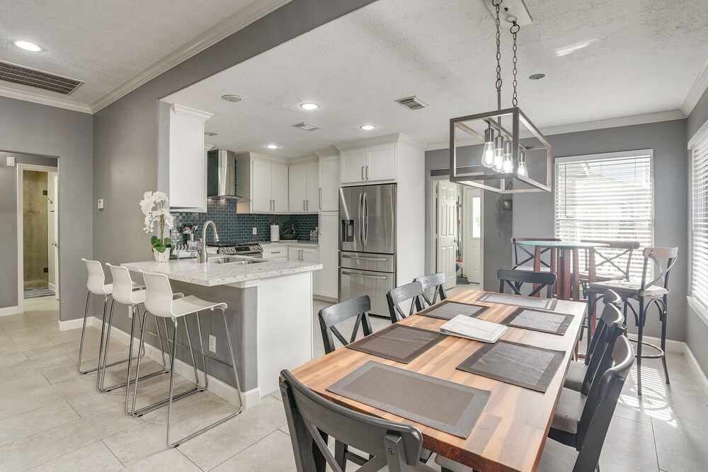 11 Mi to Dtwn: Family Home in Houston!