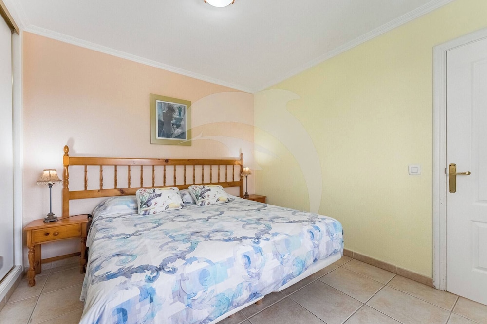El Médano Apartment With Pool and Garden Views