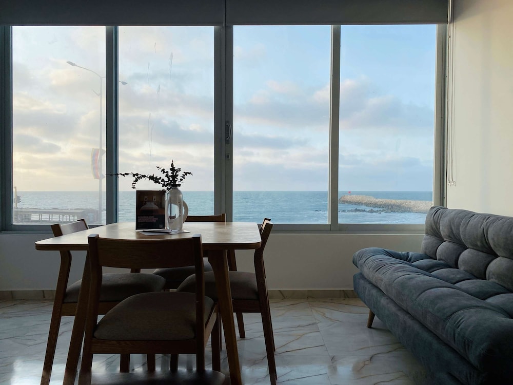 w Vibrant 1BR w Ocean View Near C Amurallada