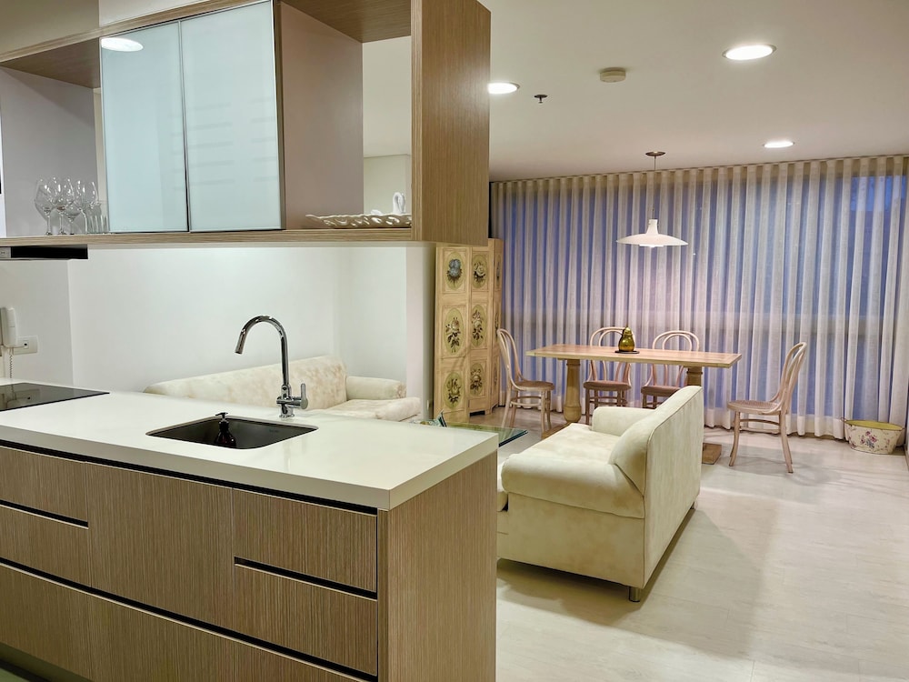 Room in B&B - Suite in Portanova Hotel- Near Airport