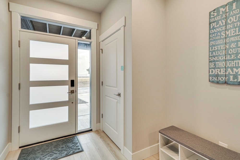 Columbia River Views: Spacious Hammond Getaway!