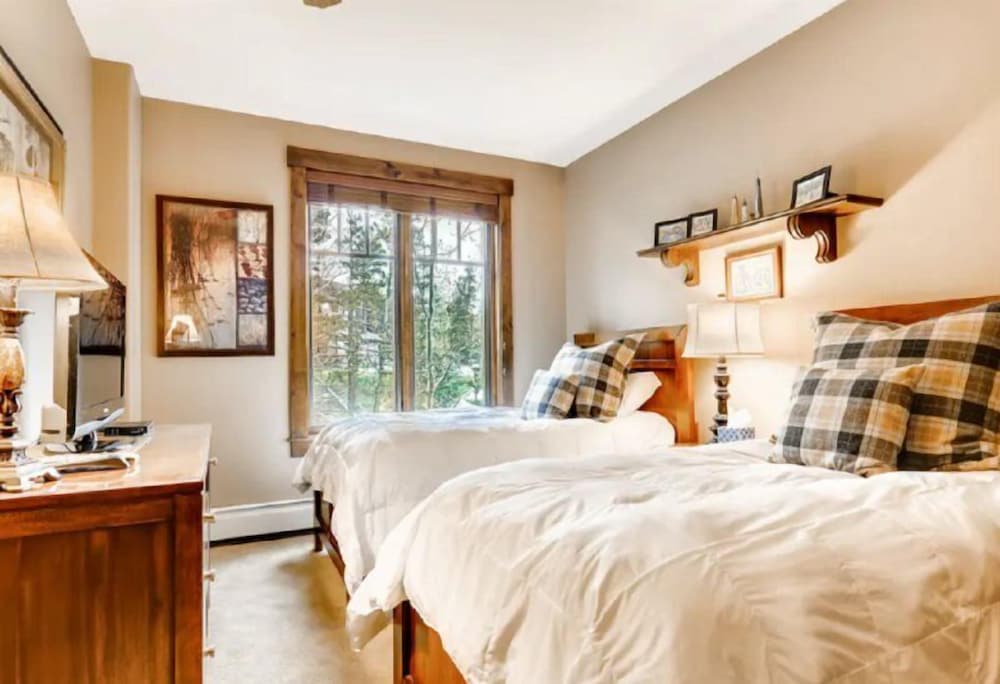 Luxury 2 Bedroom Mountain Vacation Residence With Hot Tub, Pool, and Easy Access to Ski Slopes view 4