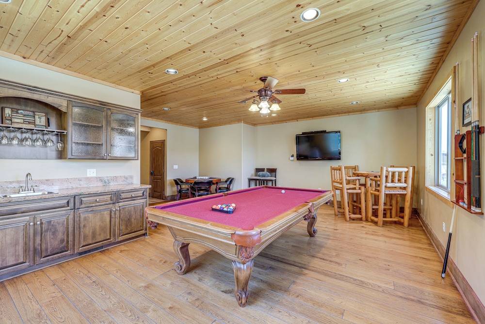 Walkable Big Bear Lake Home w/ Private Hot Tub!