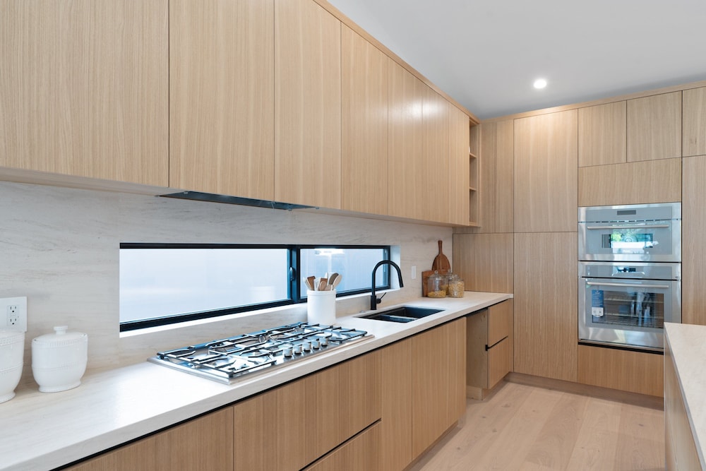 Noble Modern - Urban Sanctuary in Sherman Oaks With Poolside and Patio