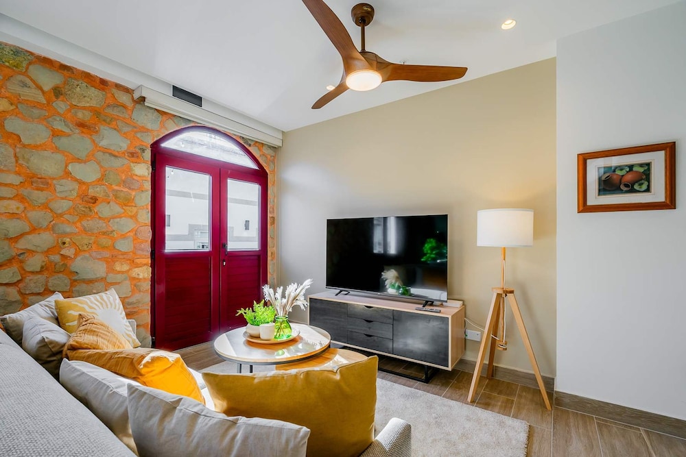 w Beautiful 2BR w Balcony in Casco Viejo