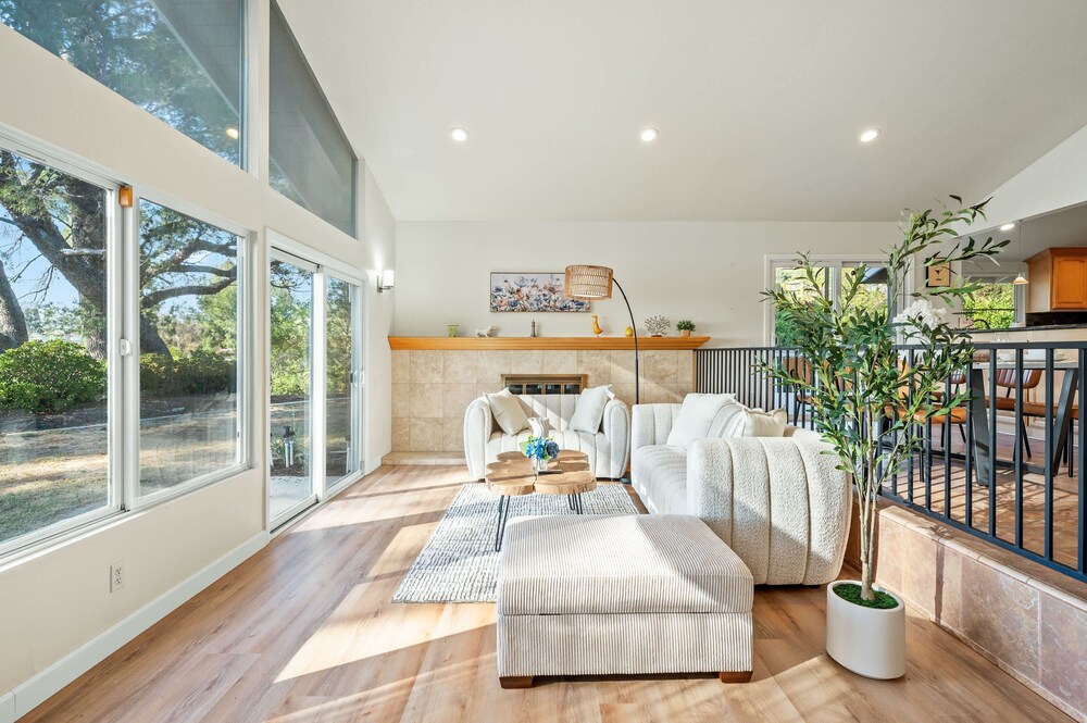 Spacious Retreat With Scenic Mountain Views