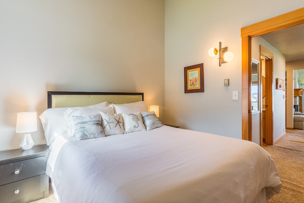 Coastal Chic Beach Condo by Avantstay Balcony view 3
