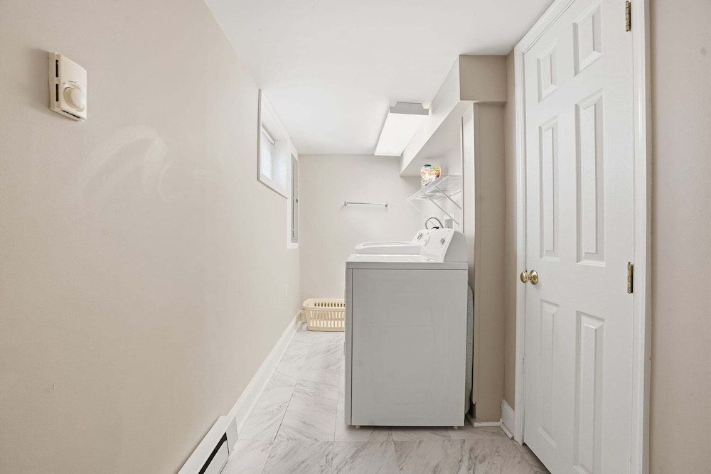 Dc Area Bungalow Near Shops And Dining 3 Bedroom Home