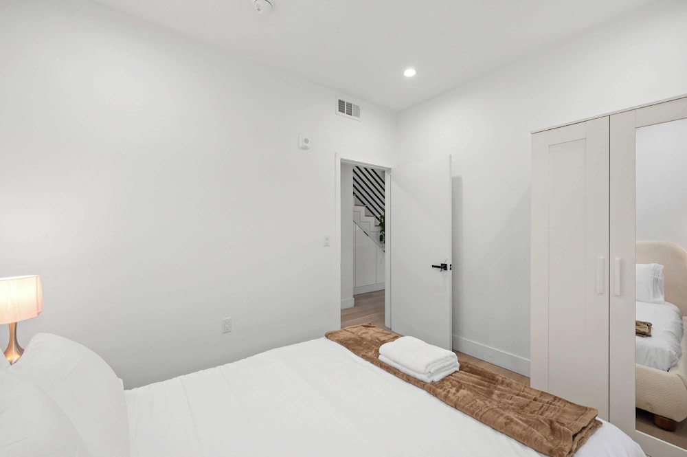 Not Affected by the Fire/modern Spacious Home With Parking & Fully Equipped Kitchen #3