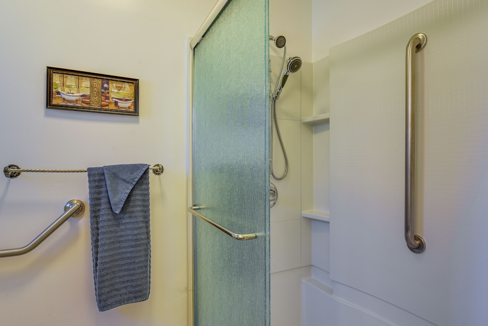 Vintage Chipley Getaway on Large Private Property - Property Image 6