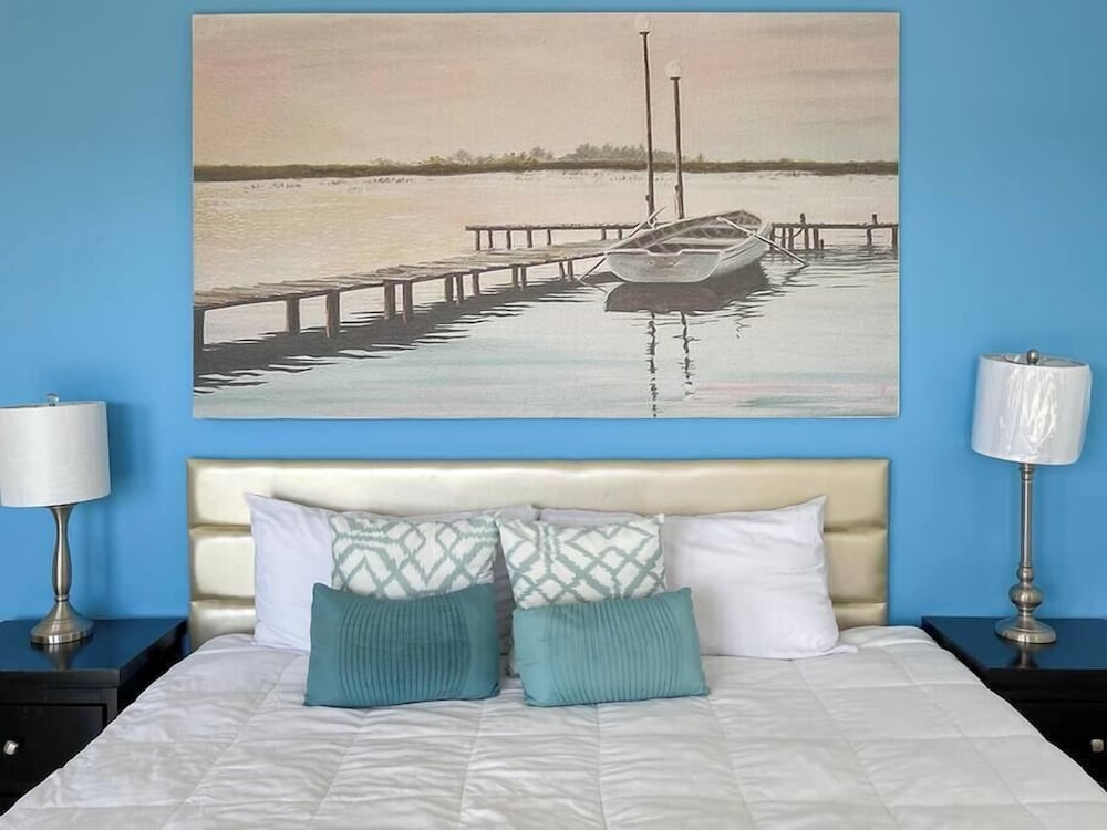 Admire Sea View From a Stunning Condo