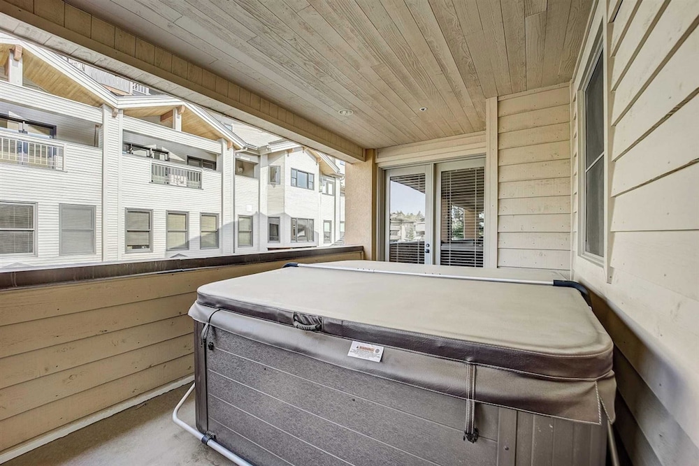 7 Condos, Ski-in/ski-out + Hot Tubs Sleeps 30 Mont Cervin by Avantstay