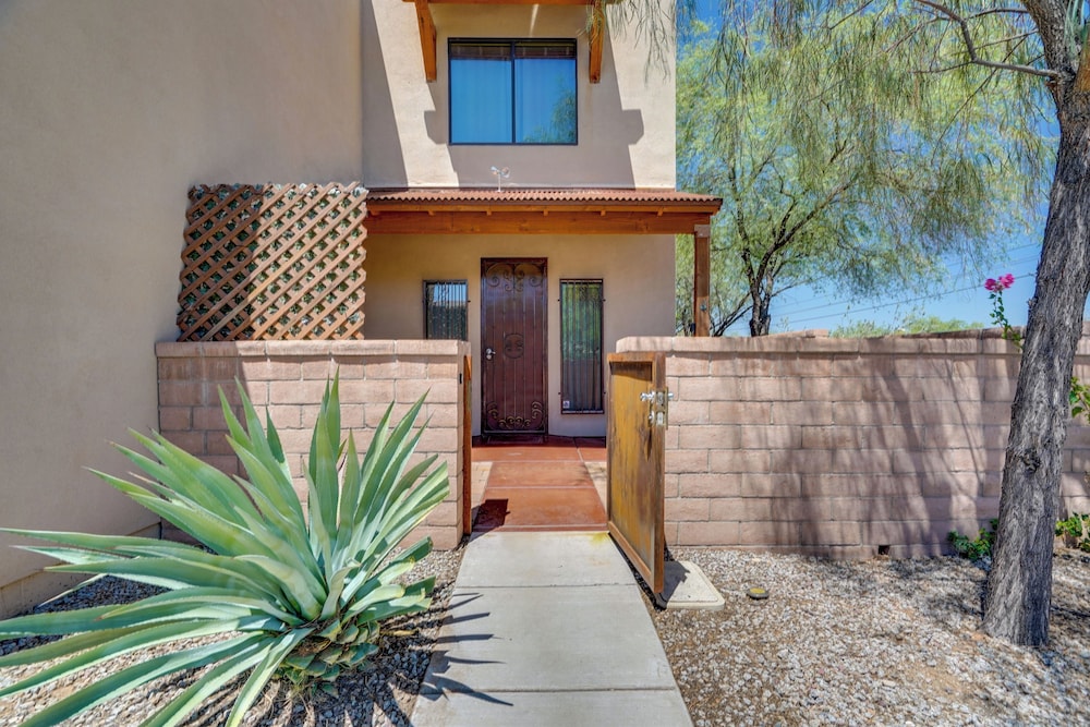 Southwestern Chic! Tucson Retreat w/ Private Patio