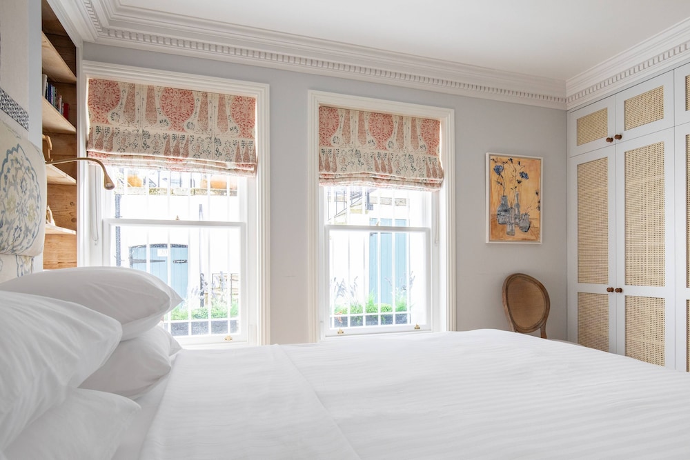 Ladbroke Gardens VII by Onefinestay