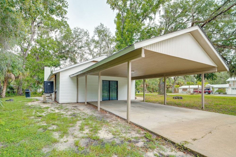 Swim, Hike & Kayak: Crystal River Retreat w/ Yard!