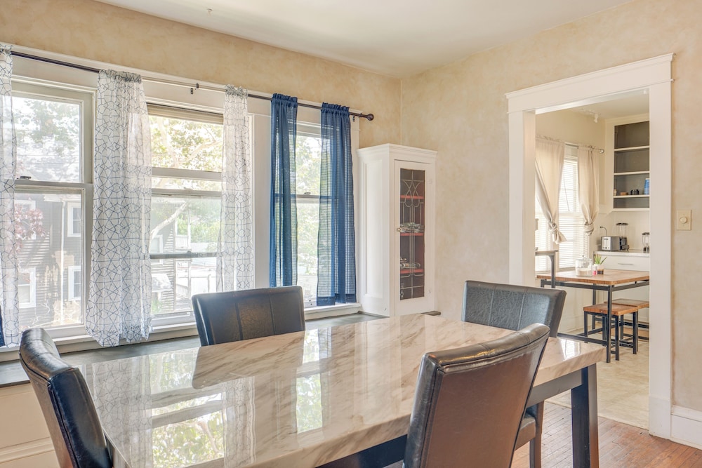 2 Mi to Zoo: Charming Apt w/ Balcony in Cleveland